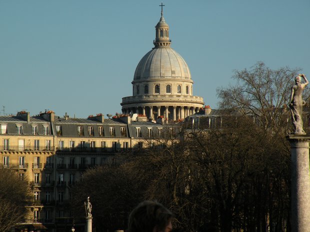  Dôme du Panthéon au-dessus des immeubles